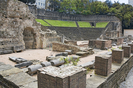 柱子优质的古董意大利里雅斯特古罗马两栖剧院的废墟图片
