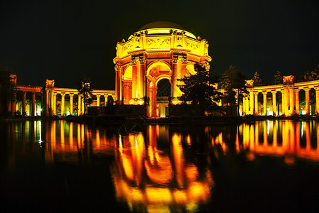 加州旧金山的美术宫晚上在加利福尼亚州旧金山科幻吸引力博物馆图片