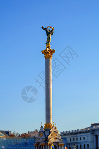 柱子位于乌克兰基辅独立纪念地内萨列兹赫诺斯提市独立纪念碑顶部的贝雷希尼亚角数字雕像图片