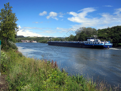 水景观户外卢森堡Moselle河上一艘货船图片