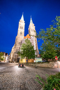 夜晚德国纽伦堡圣塞巴德教堂和市广场夜间图片