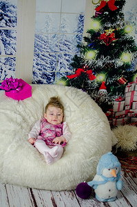 圣诞树下的可爱儿童图片