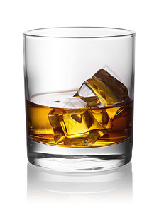 白兰地苏格人圆杯威士忌冰与隔绝于白底的圆杯威士忌冰与朗姆酒背景图片
