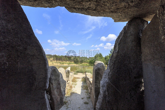 从科蒂的多尔门内观走向葡萄牙阿尔戈德雷斯福诺岛的多尔门走廊考古学巨石安踏图片