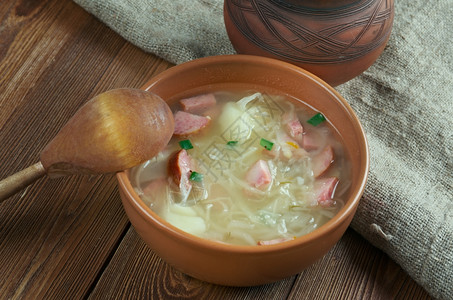 Kapusniak卷心菜汤是波兰斯洛伐克和乌兰菜中常见的苏陆酸白菜蔬汤土豆盘子黄色的图片