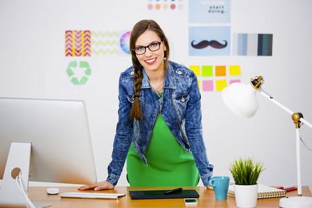 生意人妇女在办公桌工作创造办公室工作沟通微笑图片