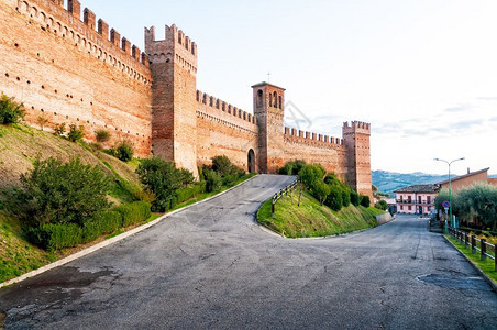 意大利中世纪小镇格拉达周围的强力堡垒马尔凯再生塔图片