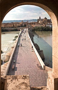 人们沿着古老的ViaAugusta走在罗马大桥上横渡西班牙科尔多瓦的Guadalquivir河旅行拱城市景观图片