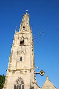 遗产历史英国格洛斯特的圣尼古拉教堂蓝天背景灵图片