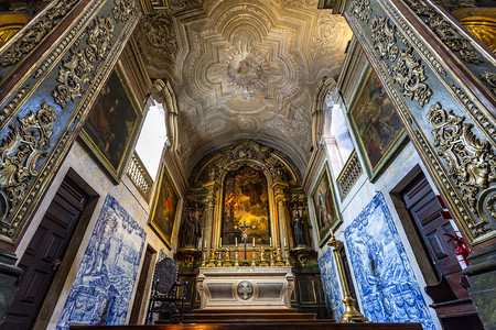 华丽的拜罗位于葡萄牙里斯本的圣佩德罗阿尔坎塔拉教堂大Baroque内地景象该教堂建于168年用方济会雕像作木工白色的图片