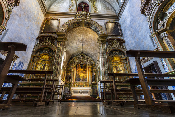 中音位于葡萄牙里斯本的圣佩德罗阿尔坎塔拉教堂大Baroque内地景象该教堂建于168年用方济会雕像作木工建成蹂躏图片