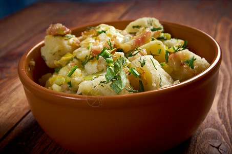家庭式蔬菜香Kartoffelsellsalat德国传统的土豆沙拉农场厨房图片