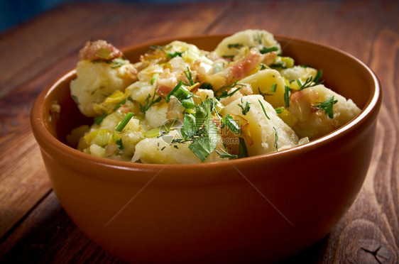 家庭式蔬菜香Kartoffelsellsalat德国传统的土豆沙拉农场厨房图片