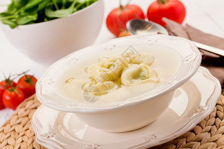 罗马涅美味的玉米面意大利和白桌上蔬菜加汤子一顿饭图片