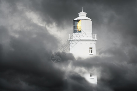 205年1月27日环绕在北大西洋海岸CornwallEngland的云层周围灯塔顶部天气多雾路段沟通图片
