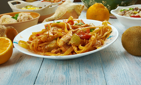 煮熟的意大利面Cajun鸡阿尔弗雷多克里奥尔菜传统各种盘顶层风景放背景图片