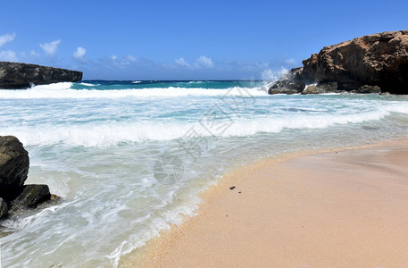 阿鲁巴海岸滩浪和岩石形成摩洛岛海洋高清图片