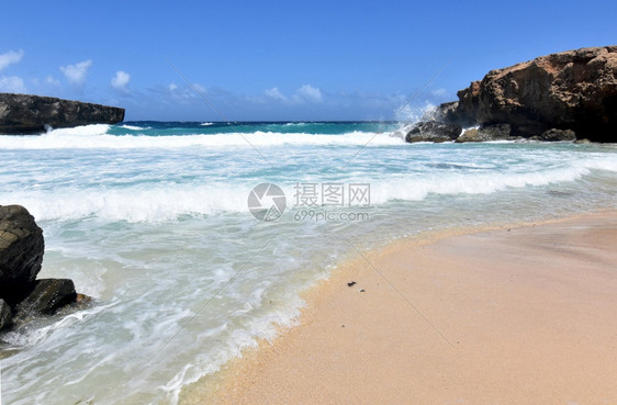 阿鲁巴海岸滩浪和岩石形成摩洛岛海洋图片