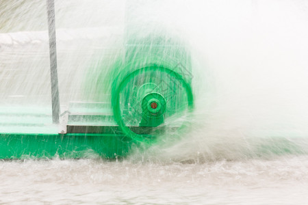 湿的旋转水涡轮机运动流图片