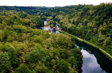 路河岸在洛美的一座森林和栋小房子中渡过riveraadda自然图片素材