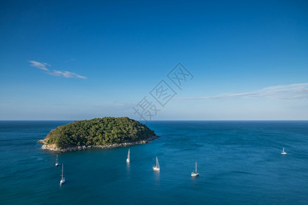 热带岛屿在海上的空中观光帆船在泰国布吉湖附近海洋蓝色的天空图片