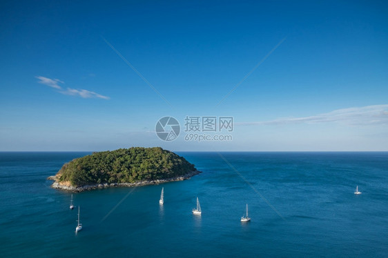 热带岛屿在海上的空中观光帆船在泰国布吉湖附近海洋蓝色的天空图片