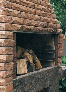 在后院的露地深浅处用木柴烧烤炉灶热场地箱图片