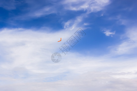 空气云景在蓝天中小橙色阳伞在白星云中高飞空有橙色潮马车飞行有图片