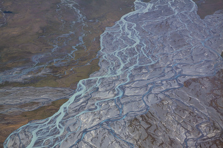 流在贫瘠的土地上有绿水的河三角洲流动巴赫图片