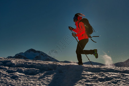 在雪上运动一个女孩带着抽筋跑来去踪迹游览雪鞋图片