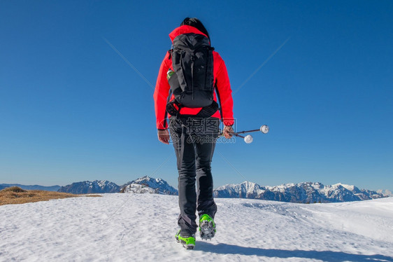 远足在雪上迷恋一个孤单的女孩士跑图片