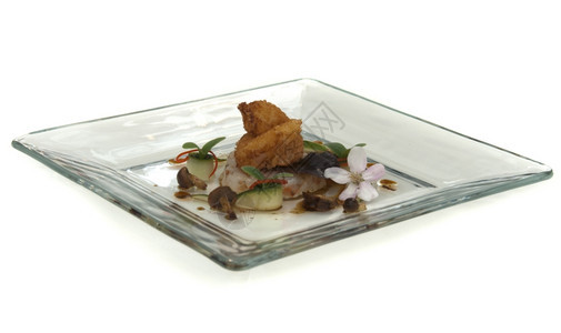 美食三文鱼盘子上白色隔离的鱼菜绿图片