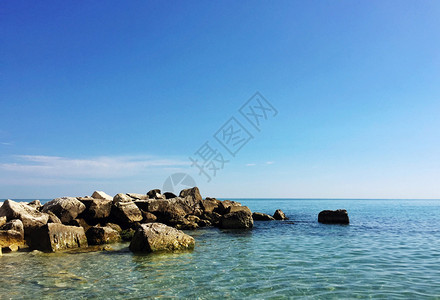 海浪夏日明亮的落基海岸线景观滩图片