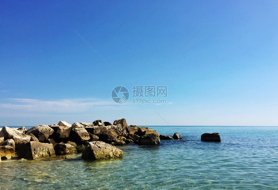 海浪夏日明亮的落基海岸线景观滩图片