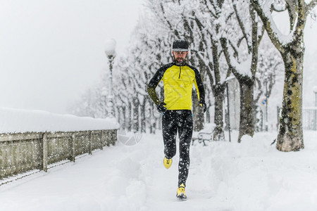 在雪地跑步的男性图片