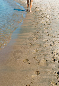 人在沙滩上的脚印图片