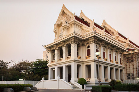 屋顶日落时的Chula会议室大厅楼泰国曼谷老的独立图片
