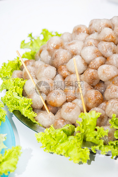 美味的绿色食含有花生和猪肉填料的蒸汽木薯球图片