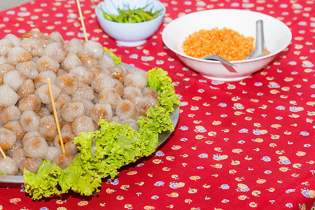 厨房一顿饭含有花生和猪肉填料的蒸汽木薯球小吃图片