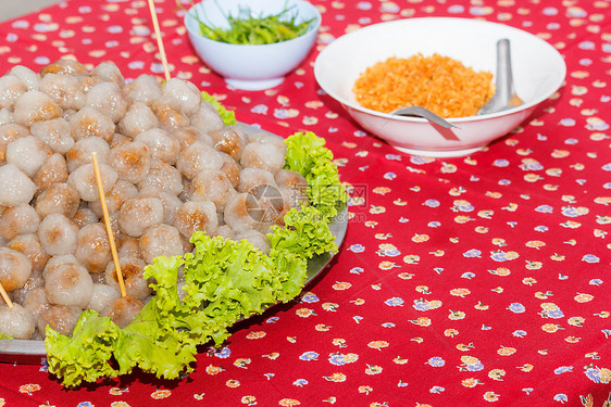 厨房一顿饭含有花生和猪肉填料的蒸汽木薯球小吃图片