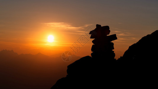 远足踪迹天空标有山路正确道的堆积石图片