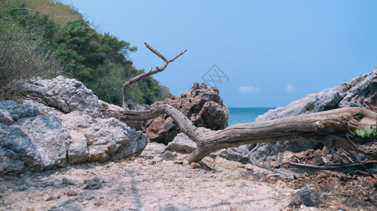 蓝天热带海滩岩石和沙地背景亚洲风旅游图片