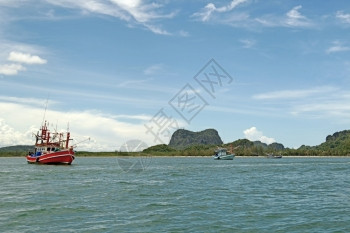 海岸臭氧岛拥有渔船和美丽的天空背景海洋观图有渔船和美丽的天空背景图片