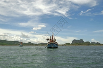 旅游放松拥有渔船和美丽的天空背景海洋观图有渔船和美丽的天空背景假期图片