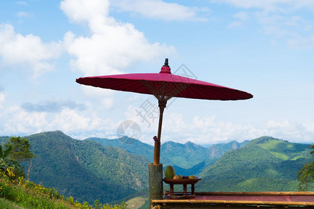 阳台地底山和森林的木伞冬天制的旅游图片