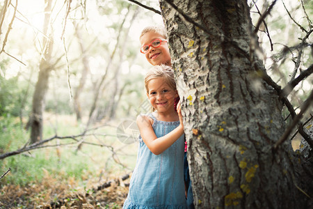 树两个孩子在森林里玩耍春天快乐的图片