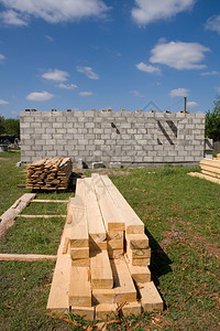 工业的住宅未来建筑中的房屋在蓝天背景下建造图片