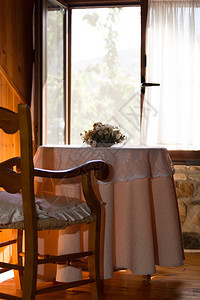 柔软的一种春季在乡间别墅内用古董桌打开窗口舒适图片