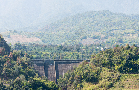 建造多雾路段泰国高山的小型混凝土大坝发电机图片