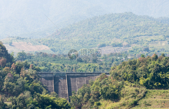 建造多雾路段泰国高山的小型混凝土大坝发电机图片